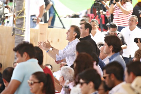 El gobernador Miguel Ángel Yunes Linares, acudió a presenciar el segundo desfile de carnaval. 