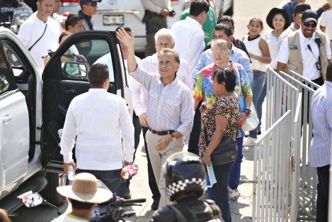 Previo a presenciar el segundo desfile de Carnaval, el gobernador Miguel Ángel Yunes anunció que en el transcurso de este domingo y mañana del lunes, estarían llegando a Veracruz, elementos de la Gendarmería, específicamente a la zona de Córdoba (Cuitláhuac, Yanga, Tezonapa, Fortín, Orizaba, Nogales, etc.) y Xalapa (Emiliano Zapata, Banderilla, Coatepec, Teocelo, Xico y San Andrés Tlanelhuayocan). 