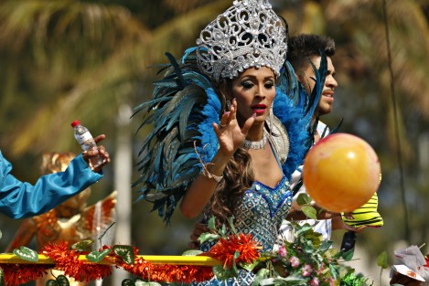 Con mucho calor ambiental y humano, transcurrió el segundo desfile del Carnaval de Veracruz 2017.