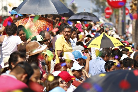 Con mucho calor ambiental y humano, transcurrió el segundo desfile del Carnaval de Veracruz 2017. 