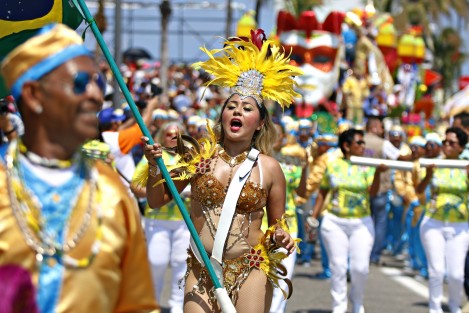 Con mucho calor ambiental y humano, transcurrió el segundo desfile del Carnaval de Veracruz 2017.