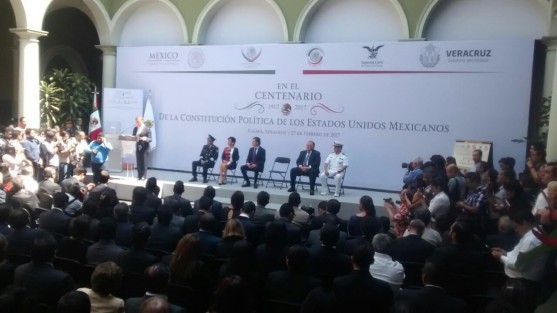 En el patio del Palacio de Gobierno se lleva a cabo la entrega-Recepción del Facsimilar de la Constitución Política de los Estados Unidos Mexicanos de 1917 al Estado de Veracruz, con la presencia del secretario de Educación, Aurellio Nuño. 