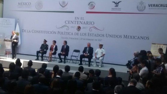 En el patio del Palacio de Gobierno se lleva a cabo la entrega-Recepción del Facsimilar de la Constitución Política de los Estados Unidos Mexicanos de 1917 al Estado de Veracruz, con la presencia del secretario de Educación, Aurellio Nuño. 