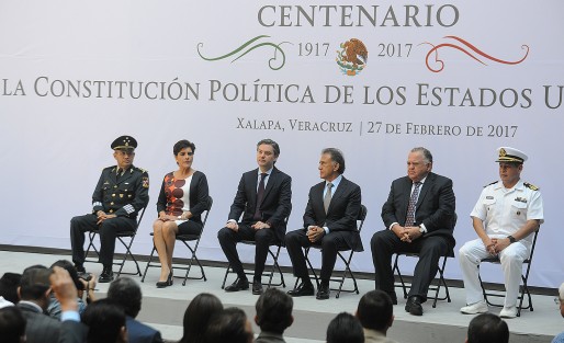 En el patio del Palacio de Gobierno se lleva a cabo la entrega-Recepción del Facsimilar de la Constitución Política de los Estados Unidos Mexicanos de 1917 al Estado de Veracruz, con la presencia del secretario de Educación, Aurellio Nuño.