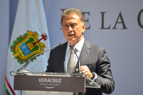 En el evento, el gobernador Miguel Ángel Yunes Linares, hizo un llamado a la unidad de los veracruzanos y los mexicanos, ya que hoy, como hace 100 años, nos enfrentamos a retos, pero actualmente con el respaldo de la Carta Magna. 