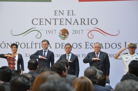 En el patio del Palacio de Gobierno se lleva a cabo la entrega-Recepción del Facsimilar de la Constitución Política de los Estados Unidos Mexicanos de 1917 al Estado de Veracruz, con la presencia del secretario de Educación, Aurellio Nuño. 