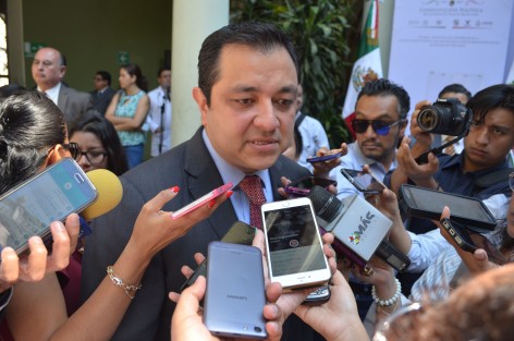 El alcalde de Xalapa, Américo Zúñiga Martínez (izq), dijo que aún no hay fecha definida para la llegada de la Gendarmería a Xalapa, sin embargo se siguen llevando acciones para mejorar la seguridad, como la instalación de cámaras de videovigilancia. 
