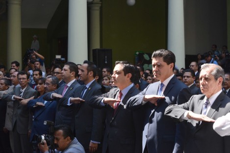 El alcalde Américo Zúñiga Martínez asistió al acto de entrega-recepción del ejemplar facsimilar de la Constitución Política de los Estados Unidos Mexicanos de 1917, que el Secretario de Educación Pública, Aurelio Nuño Mayer, entregó al gobernador Miguel Ángel Yunes Linares, con motivo del primer centenario de la Carta Magna. En Palacio de Gobierno, el munícipe saludó al funcionario federal y al titular del Ejecutivo estatal.