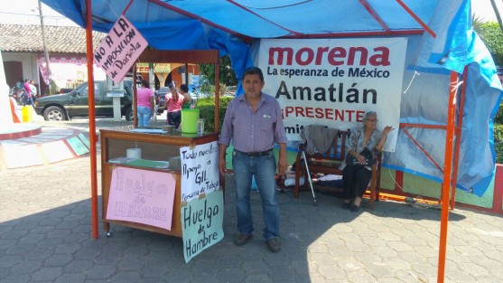 Gilberto Ramírez Hernández, integrante del partido Movimiento Regeneración Nacional (Morena), continuó este lunes la huelga de hambre en la plazuela de Amatlán. Su protesta  es debido a lo que llama imposición de Daniela Alfaro Canseco,como candidata a la alcaldía de Amatlán por ese partido.  En Xalapa, el dirigente estatal de MORENA, minimizó el hecho. 