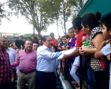 Acompañado de militantes simpatizantes, Alejandro Montano Guzmán acudió este lunes a la sede estatal del PRI, para recibir la constancia que lo acredita como precandidato a la alcaldía de Xalapa por el partido tricolor.
