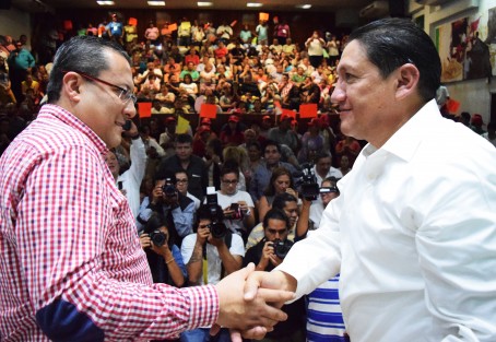 Renato Alarcón Guevara, dirigente estatal de PRI, felicitó a Alejandro Montano por la precandidatura. 