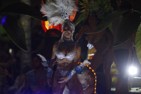 Este lunes se llevó a cabo  el cuarto desfile de carros alegóricos del carnaval de 2017. En este paseo se pudieron observar actores de televisión amenizando la fiesta.