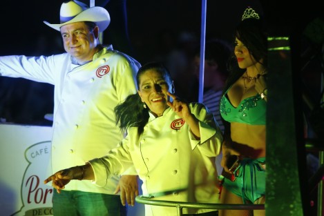 Este lunes se llevó a cabo  el cuarto desfile de carros alegóricos del carnaval de 2017. En este paseo se pudieron observar actores de televisión amenizando la fiesta. 