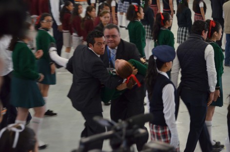 ¿Que no hay responsabilidad de Yunes Linares por los chavitos desmayados el Día de la Bandera? Claro que la hay: mientras estaba de mitotero pegándole al Peje en el noticiero de Ciro Gómez Leyva a las 8 de la mañana, en esos momentos bien pudo haber estado trabajando encabezando el evento cívico y no posponiéndolo hasta las 10 horas para andar perdiendo tiempo en radio y televisión nacional. 