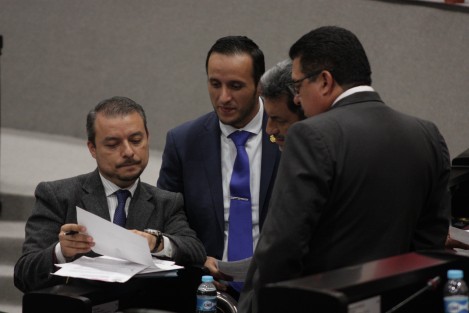 Tras hora y media de retraso a lo programado para el inicio de la sesión extraordinaria del Congreso del Estado, arribaron los diputados panistas, dirigiéndose a dialogar con los representantes de las bancadas de oposición.  