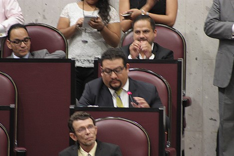 El diputado Sergio Rodríguez pidió a la mesa directiva del Congreso Local que se retirara de la orden del día el dictamen de la reestructuración de la deuda, lo cual se hizo con el aval del diputado Juan Manuel del Castillo, secretario de la Comisión de Hacienda.  