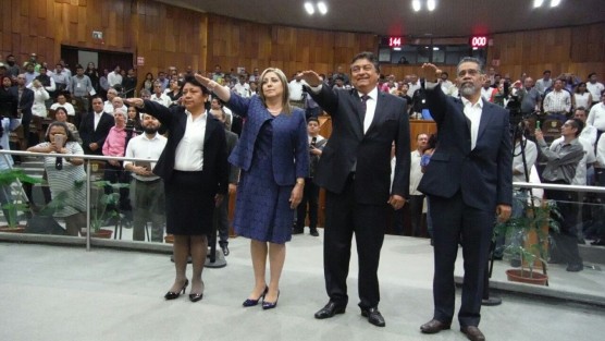 Previo a la toma de protesta, se aprobó otorgar licencia a panistas Hipólito Deschamps Espino Barros, y María del Rosario Guzmán Avilés, al priista Carlos Vasconcelos y a la diputada de Morena, Eva Cadena Sandoval.  