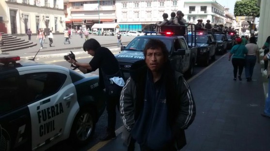 Unidades de la Fuerza Civil se encuentran frente al Palacio de Gobierno, en espera de la llegada de la Gendarmería, para arrancar labores de vigilancia en Xalapa.  Esta mañana se hizo lo propio en la ciudad de Córdoba. 