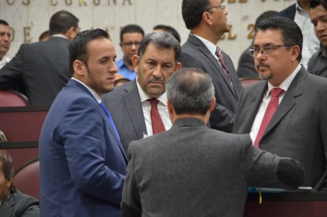 Tras hora y media de retraso a lo programado para el inicio de la sesión extraordinaria del Congreso del Estado, arribaron los diputados panistas, dirigiéndose a dialogar con los representantes de las bancadas de oposición. 