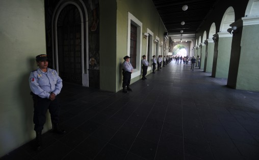 Cerca de las 4 de la tarde se anunció que siempre no habría el banderazo de salida para la llegada de la Gendarmería a Xalapa.  Elementos del IPAX y la Fuerza Civil se quedaron como policía de rancho, vestidos y alborotados. 