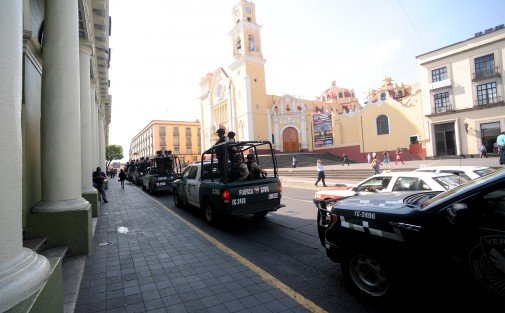 Cerca de las 4 de la tarde se anunció que siempre no habría el banderazo de salida para la llegada de la Gendarmería a Xalapa.  Elementos del IPAX y la Fuerza Civil se quedaron como policía de rancho, vestidos y alborotados.  
