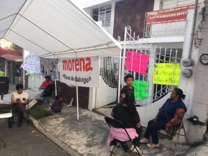 Las instalaciones del Comité Ejecutivo Estatal de MORENA permanecen tomadas por militantes de Perote que rechazan la nominación de un expanista, venido a moreno, como candidato a la alcaldía de ese municipio.

