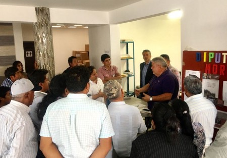 El presidente estatal de MORENA, Manuel Huerta Ladrón de Guevara, atiende a los inconformes del municipio de Perote, con la designación del precandidato a la alcaldía.  