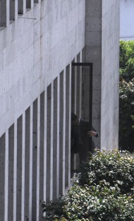En una forma extraña de entrar a la legislatura un personaje que descendió una camioneta muy lujosa  tomo el camino mas corto para ingresar en la parte trasera de la legislatura. 
