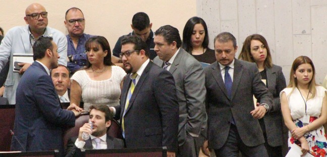 Durante la sesión y a propuesta del presidente de la Comisión de Hacienda del Estado, diputado Sergio Rodríguez Cortés, fue retirado del orden del día el Dictamen con Proyecto de Decreto por el que se autorizaba al Estado de Veracruz de Ignacio de la Llave, para llevar a cabo la celebración de una o varias operaciones, refinanciar y/o reestructurar la deuda directa vigente del Estado de Veracruz de Ignacio de la Llave. 