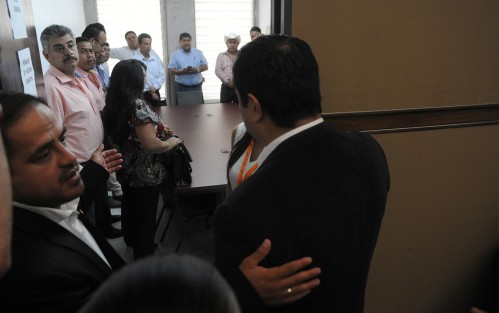 Alcaldes de varios partidos se reunieron en con representantes de la camision de hacienda para platicar lo referente a la deuda. 