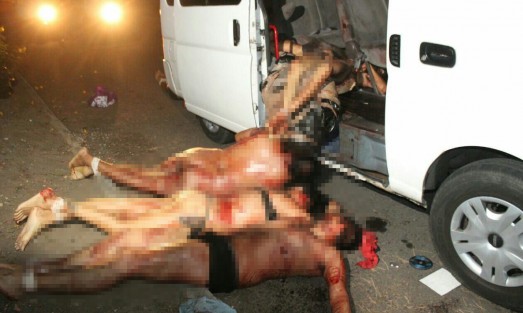 Los cuerpos de 11 personas fueron localizados cerca de la medianoche de este martes en la colonia Tampiquera  de Boca del Río. Los mismos se encontraban semidesnudos, atados de pies y manos, con signos de violencia y tiro de gracia, esparcidos fuera y dentro del vehículo. 