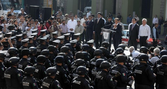 El gobernador Miguel Ángel Yunes, en compañía del alcalde de Xalapa, Américo Zúñiga, así como del secretario de gobierno y el Fiscal, atestiguaron la entrada de la Gendarmería a la ciudad de Xalapa para el reforzamiento de la seguridad, con una ceremonia en la  Plaza Lerdo.