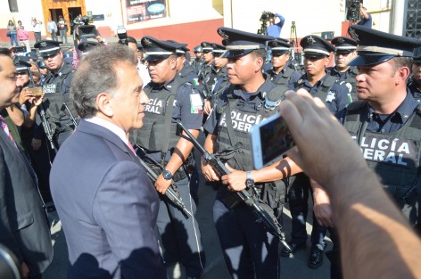 La Gendarmería Nacional y el Gobernador del estado Miguel Ángel Yunes, así como funcionarios del Gobierno Estatal realizaron un acto protocolario en la Plaza Lerdo de Xalapa donde agradeció a sus integrantes por ayudar a los veracruzanos a combatir a la delincuencia y mantener la paz social que el estado requiere.