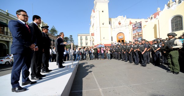 El gobernador Miguel Ángl Yunes Linares, dijo que Veracruz cuenta con el respaldo del goberno federal, y la mejor prueba de ello es el envío a el estado de la Gendarmería, compromiso que le hizo patente el día de ayer el secretario de Gobierno, Migul Ángel Osorio Chong.