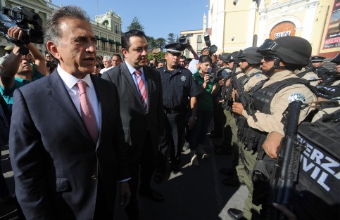 El gobernador Miguel Ángl Yunes Linares, dijo que Veracruz cuenta con el respaldo del goberno federal, y la mejor prueba de ello es el envío a el estado de la Gendarmería, compromiso que le hizo patente el día de ayer el secretario de Gobierno, Miguel Ángel Osorio Chong.