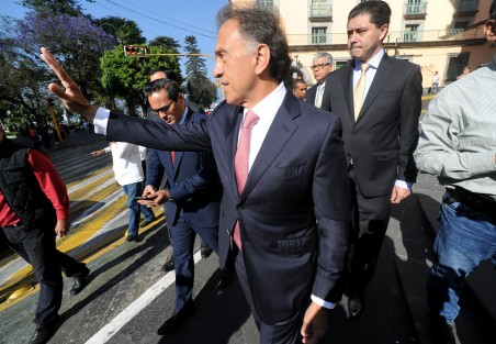 El gobernador Miguel Ángel Yunes dijo que la ejecución de 11 personas, cuyos cuerpos aparecieron la noche de este martes en La Tampiquera, municipio de Boca del Río, se trata de un  enfrentamiento entre bandas, no contra el Estado de Veracruz. Dos de ellos fueron identificados, pero no se puede dar más información debido a la investigación. 