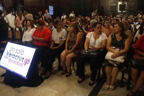 Fue presentado el programa <em>Un Solo Veracruz con Igualdad</em> en el ayuntamiento de Veracruz. Al evento asistieron destacadas mujeres en diversos ambitos que prestarán asesoría jurídica, bolsa de trabajo, asistencia social, ayuda psicológica y otros servicios para empoderar al sexo femenino. 