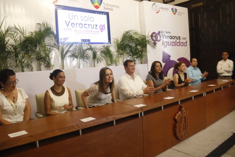 Fue presentado el programa <em>Un Solo Veracruz con Igualdad</em> en el ayuntamiento de Veracruz. Al evento asistieron destacadas mujeres en diversos ambitos que prestarán asesoría jurídica, bolsa de trabajo, asistencia social, ayuda psicológica y otros servicios para empoderar al sexo femenino.