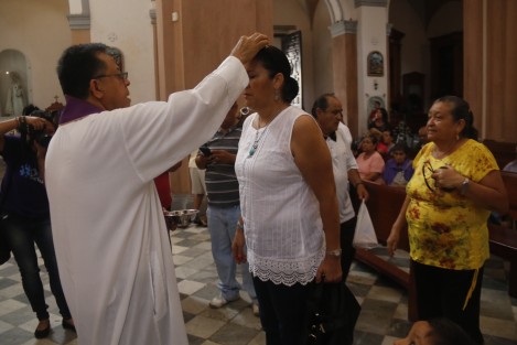 Conforme a la tradición, católicos practicantes y no practicantes acuden este miércoles a la imposición de ceniza, rito que marca el inicio de la Cuaresma. Aunque no constituye un sacramento de la fe católica, es una costumbre muy arraigada entre las personas. 
