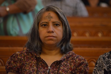 Según la fe católica, la ceniza es una costumbre antigua de penitencia, con la que se recuerda a los fieles el paso temoral de las personas por este mundo, al señalar <em>polvo eres y en polvo te convertirás</em>.  