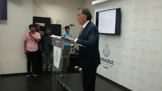 El gobernador Miguel Ángel Yunes Linares ofreció una conferencia de prensa para detallar las causas que han llevado a solicitar la reestructuracion de la deuda estatal y las consecuencias de que el Congreso del Estado no aprueben su iniciativa, que siendo una crisis económica,  podría llegar hasta lo social, y político. 
