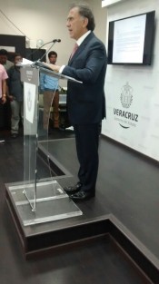 El gobernador Miguel Ángel Yunes Linares ofreció una conferencia de prensa para detallar las causas que han llevado a solicitar la reestructuracion de la deuda estatal y las consecuencias de que el Congreso del Estado no aprueben su iniciativa, que siendo una crisis económica,  podría llegar hasta lo social, y político. 