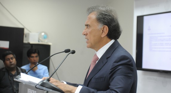 El gobernador Miguel Ángel Yunes Linares ofreció una conferencia de prensa para detallar las causas que han llevado a solicitar la reestructuracion de la deuda estatal y las consecuencias de que el Congreso del Estado no aprueben su iniciativa, que siendo una crisis económica, podría llegar hasta lo social, y político.  