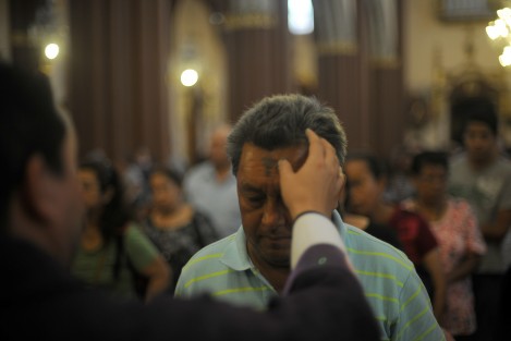 Como cada año, los fieles acuden a las diferentes templos a tomar ceniza en el inicio de la Cuaresma.  
