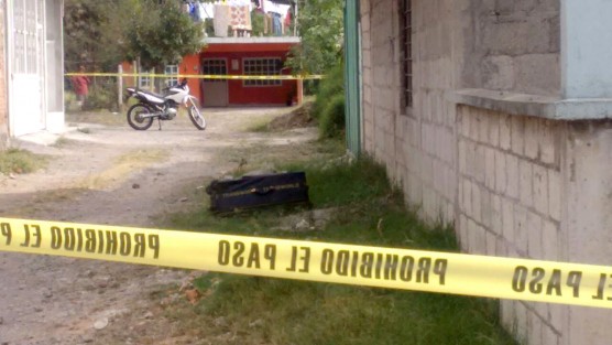 La mañana de este jueves, dentro de una maleta abandonada sobre la calle Galeana de la colonia Felipe Carrillo Puerto, municipio de Nogales,  fueron encontrados los restos de una persona. 