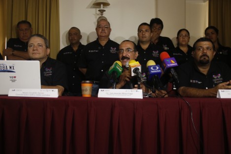 El presidente del comité del carnaval de Veracruz, Luis Antonio Pérez Fraga, anunció que se reunirá con los precandidatos a la alcaldía de Veracruz para que estos le garanticen sus permanencia al frente de la organización de esta fiesta en caso de resultar ganadores. De lo contrario dejaría el cargo antes de que concluya esta administración.