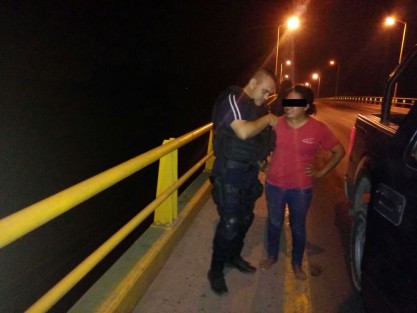 La noche del miércoles, elementos de la Fuerza Civil lograron impedir que una mujer, en estado etílico, se lanzara desde un puente en la avenida Independencia  de la localidad Chapopote Núñez, Municipio de Álamo Temapache.  
