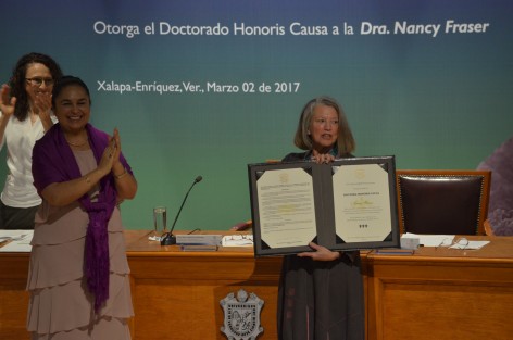 La Doctora Nancy Fraser, estudiosa de temas sobre feminismo y movimientos sociales, fue galardoneada este día con el Doctorado Honoris Causa, máxima presea que otorga la Universidad Veracruzana a destacados personajes. 