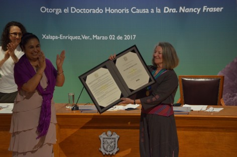 La Doctora Nancy Fraser, estudiosa de temas sobre feminismo y movimientos sociales, fue galardoneada este día con el Doctorado Honoris Causa, máxima presea que otorga la Universidad Veracruzana a destacados personajes. 