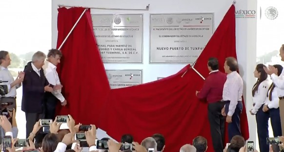 El presidente de la República, Enrique Peña Nieto, nuevamente tuvo problemas para correr una cortina de inauguración de obra. Esta vez en Tuxpan, se pasó de entusiasmo y derribó el cortinero. 